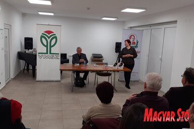 A szerző Ladisity Melinda szervező társaságában (Fotó: Dancsó Áron felvétele)