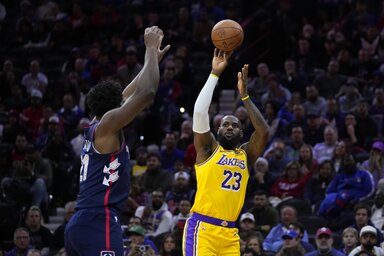 Embiid emelkedik James dobására. Vajon képes lesz még egy nagy bajnoki futásra a hamarosan 39 éves Király? (Fotó: Beta/AP)