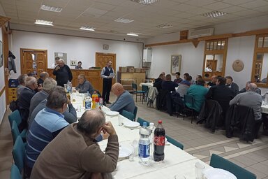 Fekete Andor megnyitja az évzáró ülést (Juhász Árpád)