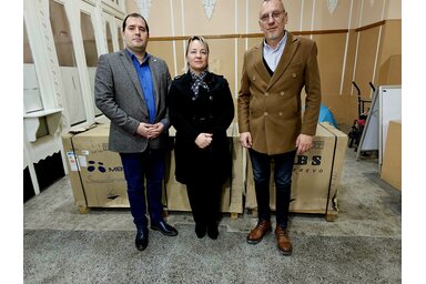 Fejsztámer Róbert, magyarkanizsai polgármester, Telek Krisztina, a Szociális Központ igazgatónője és  Saša Stamenković, az Ajvár-bajvívó producere (Puskás Károly felvétele)