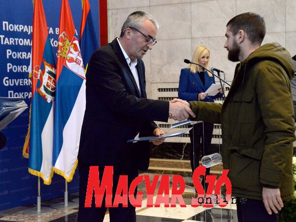 Ikraš Bojan átveszi a támogatói szerződést (Fotó: Dávid Csilla)