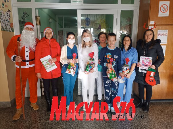 A Zentai Közkórház Gyermekosztályának dolgozói és kis betege a Mikulással és a krampuszokkal, fotó: Kállai Göblös Nikoletta A Zentai Közkórház Gyermekosztályának dolgozói és kis betege a Mikulással és a krampuszokkal, fotó: Kállai Göblös Nikoletta