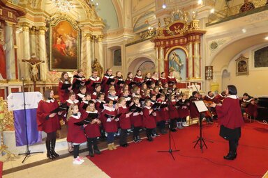 A Szentháromság Gyermekkórus koncertje az adai templomban (Csincsik Zsolt felvétele)