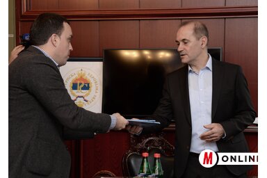 Marko Marinković átveszi a támogatói szerződést Saša Stevanovićtól (Fotó: Dávid Csilla)