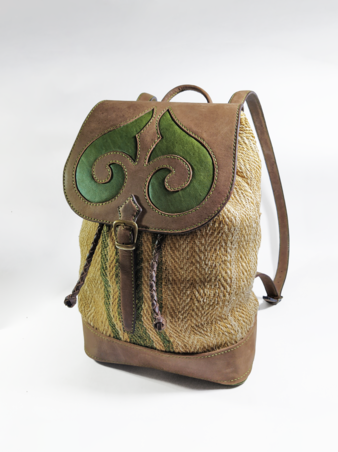 A táskákat hagyományos növényi ornamentikákkal vagy motívumokkal díszíti (Koós Dezső archívumából)