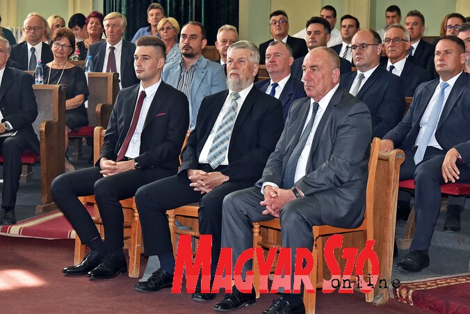 Zenta község idei kitüntetettjei: Miklós Miklós, Recskó Béla és Mellik Zoltán (Fotó: Gergely Árpád felvétele) Zenta község idei kitüntetettjei: Miklós Miklós, Recskó Béla és Mellik Zoltán (Fotó: Gergely Árpád felvétele)