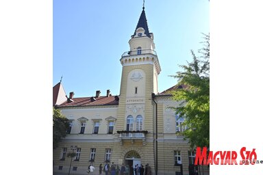 Közelebbről megtekintve jól kivehető az épületegyüttes külső aszimmetriája (Fotó: Ótos András felvétele)