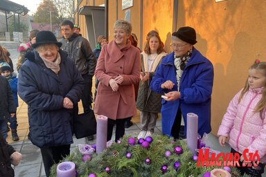 Kishegyesen is közösen gyújtották meg az első gyertyát az adventi koszorún, fotó: Gulyás Réka