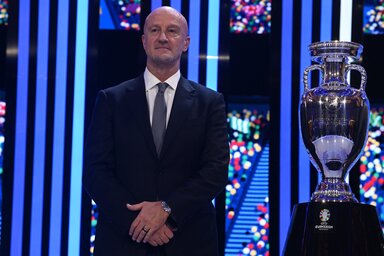 Álmodozni lehet: Marco Rossi magyar szövetségi kapitány és az Eb-serleg az Elbphilharmonie épületében (Fotó: MTI)