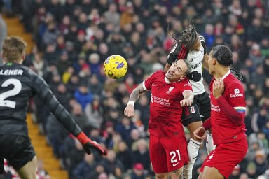 Boby Decordova-Reid már a harmadik gólt szerezte a Fulhamnek, de még ez sem volt elég az Anfielden (Fotó: Beta/AP)