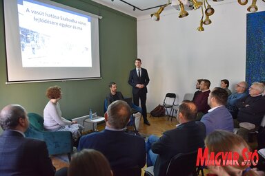 A Szabadkai Kortárs Galéria terme teljesen megtelt, fotó: Molnár Edvárd