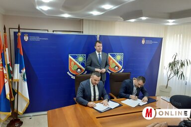 Mladen Zec polgármester és Miloš Orbović, a GAT vállalatának igazgatóhelyettese aláírják a szerződést (Fotó: Fúró Dénes felvétele)