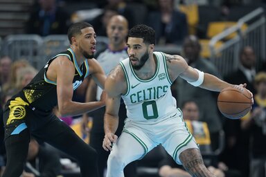 Tyrese Haliburton védekezik Jayson Tatumon (Fotó: Beta/AP)