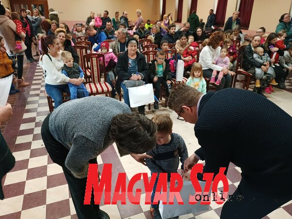 A babacsomagokat Bácskossuthfalván az Echóban vehették át a gyerekek és a szüleik (Kazinczy Paszerkó Diana)