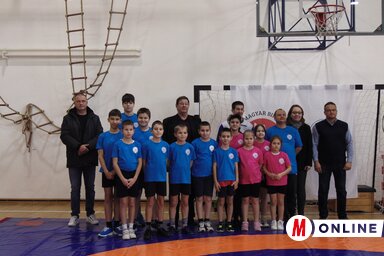 Az akadémia magyarcsernyei tagozatának birkózópalántái (Fotó: Vidács Hajnalka felvétele)