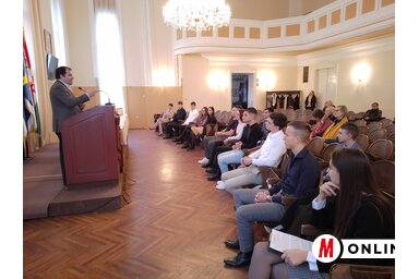 A városházán írták alá a szerződéseket (A szerző felvétele)
