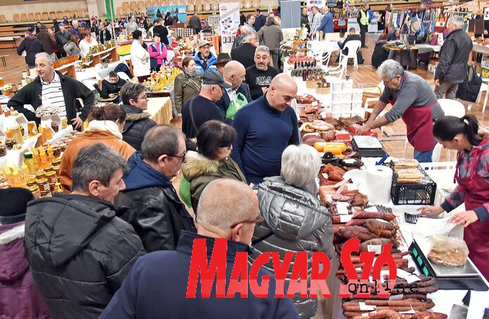 Nagyon sokan ellátogattak a rendezvényre, ahol meg is kóstolhatták a kiállított terméket (Gergely Árpád felvétele) Nagyon sokan ellátogattak a rendezvényre, ahol meg is kóstolhatták a kiállított terméket (Gergely Árpád felvétele)