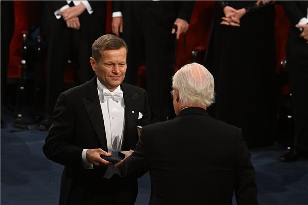 Krausz Ferenc fizikus átveszi a fizikai Nobel-díjat (Fotó: MTI)