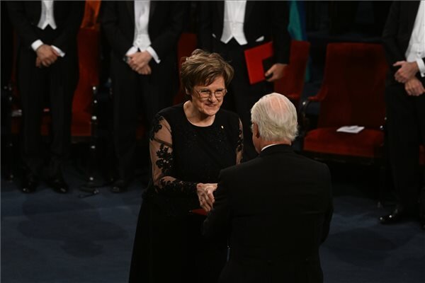 Karikó Katalin biokémikus átveszi az orvosi-élettani Nobel-díjat (Fotó: MTI) Karikó Katalin biokémikus átveszi az orvosi-élettani Nobel-díjat (Fotó: MTI)