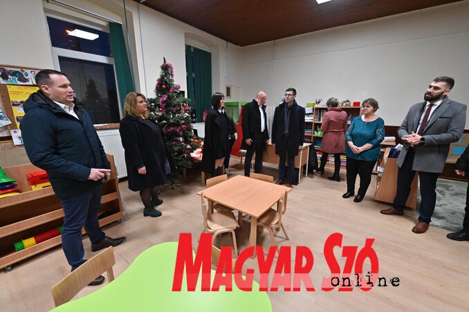A kampánykörút során a magyarittabéi óvodát is megtekintették (Fotó: Ótos András) A kampánykörút során a magyarittabéi óvodát is megtekintették (Fotó: Ótos András)