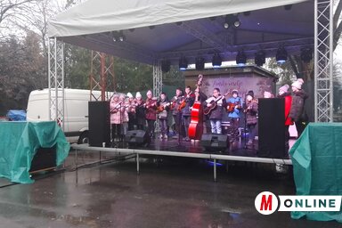 = Színpadon a péterrévei Kistücsök zenekar (Fotó: Kancsár Izabella felvétele)