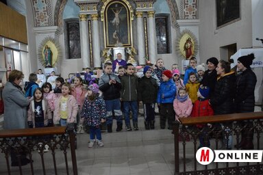 A három magyar óvodás csoport alkalmi adventi énekekkel köszöntötte a templomban jelenlévőket (Fotó: Paraczky László)