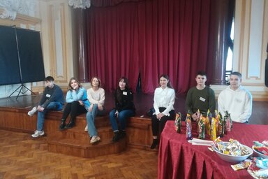 Móra Regina a diákjai közt, fotó: Lukács Melinda