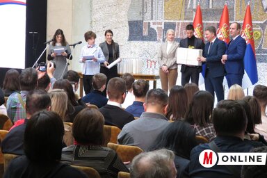 Bajai Leon a díjátadón, a miniszterek körében, fotó: Miklós Hajnalka