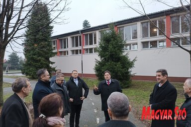 Juhász Bálint és küldöttsége az Id. Kovács Gyula Általános Iskolában (Fotó: Kazinczy Paszterkó Diana)