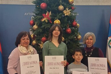 Berényi Zita, Apró Bogács Zsóka, Nagy Kunyi Márk és Grubanov Martinek Emília az elismerő oklevéllel, fotó: tartományi kormány honlapja