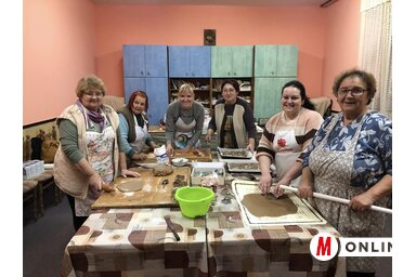 Mézeskalács-készítés közben (Caritas)