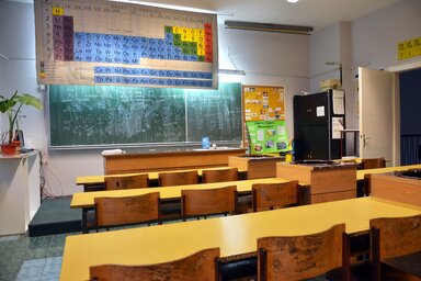 A bombariadók leggyakoribb célpontjai az iskolák (Dávid Csilla illusztrációja)