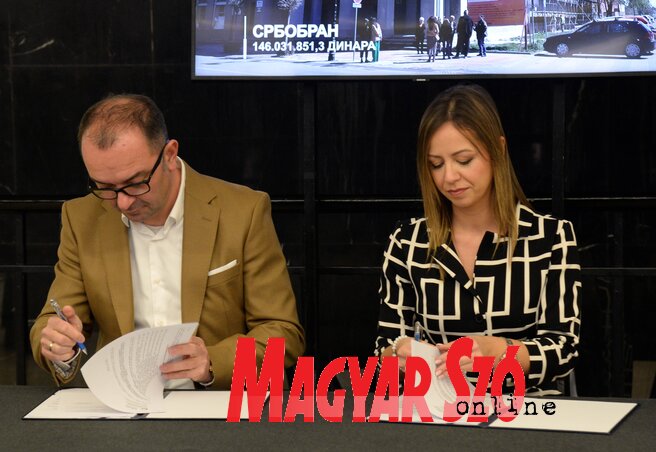Đorđe Bajilo és Branislava Sekulić aláírja a szerződést (Fotó: Dávid Csilla)