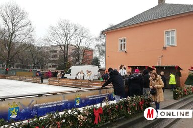 A műjégpálya elkészült, hamarosan birtokba vehetik a gyerekek és a felnőttek (Tóth Péter)