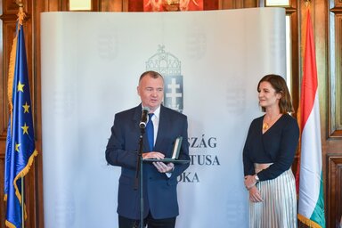 A Magyar Arany Érdemkereszt kitüntetést Csalóközi Esztertől vehette át (Magyarország Szabadkai Főkonzulátusa)