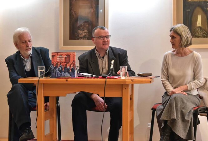 Fodor István, Molnár Tibor és Gruik Ibolya a Szocialista Ünnepek Zentán című kötet bemutatóján (Fotó: Privát archívum) Fodor István, Molnár Tibor és Gruik Ibolya a Szocialista Ünnepek Zentán című kötet bemutatóján (Fotó: Privát archívum)