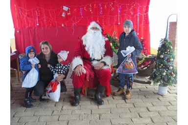 A Télapó a zentagunarasi gyerekekkel (Forrás: Armida)