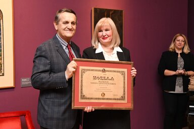 Smiljka Jovanović pénzügyi titkár átveszi a díjat (A tartományi kormány felvétele)