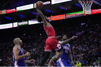 a legjobb, 24 pontig számláló chicagói, Coby White emelkedik zsákolásra Philadelphiában (Fotó: Beta/AP)