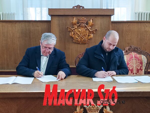 A kivitelezőkkel is aláírták a szerződéseket, fotó: Kállai Göblös Nikoletta A kivitelezőkkel is aláírták a szerződéseket, fotó: Kállai Göblös Nikoletta