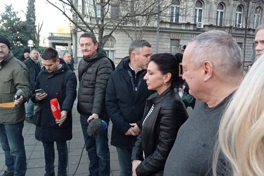 Marinika Tepić, a Szabadság és Igazságosság Pártjának alelnöke és Miroslav Aleksić, a Szerbiai Népi Mozgalom elnöke éhségsztrájkba kezdett. Tepić tegnap azt kérte, hogy a közszolgálati telev