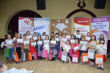 A képzőművészeti pályázat díjazottjai (Fotó: Bóbita Óbecse Nagycsaládosok Egyesülete)