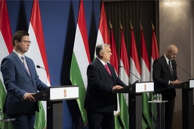 Orbán Viktor miniszterelnök nemzetközi sajtótájékoztatót tart, a kormányfő mellett balról Gulyás Gergely és Kovács Zoltán, fotó: MTI