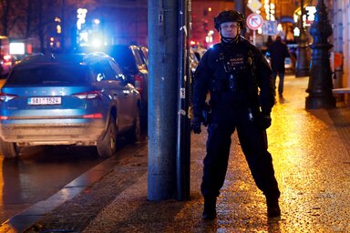 Cseh rendőr áll Prága főterén 2023. december 21-én a feltételezett terrortámadás után. Fotó:  David W Cerny / Reuters  )