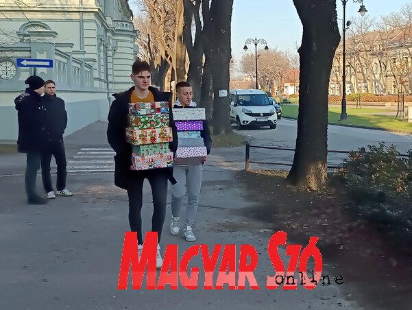 A tanulók először Hajdújárásra utaztak átadni a gyerekeknek a csomagokat A tanulók először Hajdújárásra utaztak átadni a gyerekeknek a csomagokat