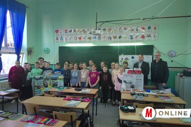 Fremond Árpád a magyarkanizsai J. J. Zmaj iskola negyedikeseivel, fotó: Bajić Jenei Klementina