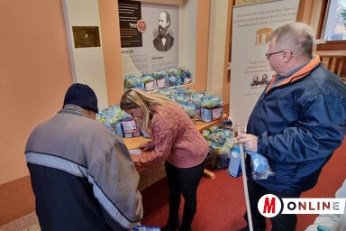 Negyven, tartós élelmiszerből és higiéniai szerekből álló csomagot osztottak ki (Kancsár Izabella felvétele)