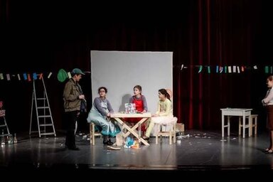 A Rontom Bontom Alkotom csoport a Művészeti Találkozó színpadán, fotó: Vörös Imelda