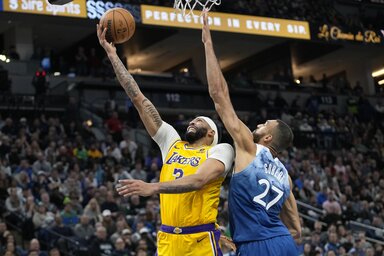 Klasszis centercsata: Anthony Davis emelkedik dobásra Rudy Gobert takarásából (Fotó: Beta/AP)