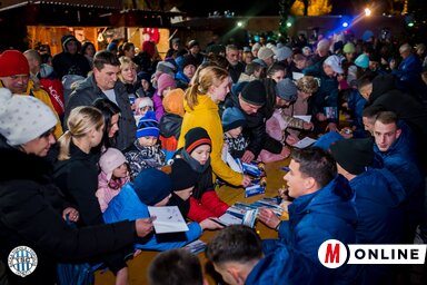 Labdákat, mezeket, szórólapokat dedikáltak, élményeikről beszéltek a focisták (Facebook/FK TSC)